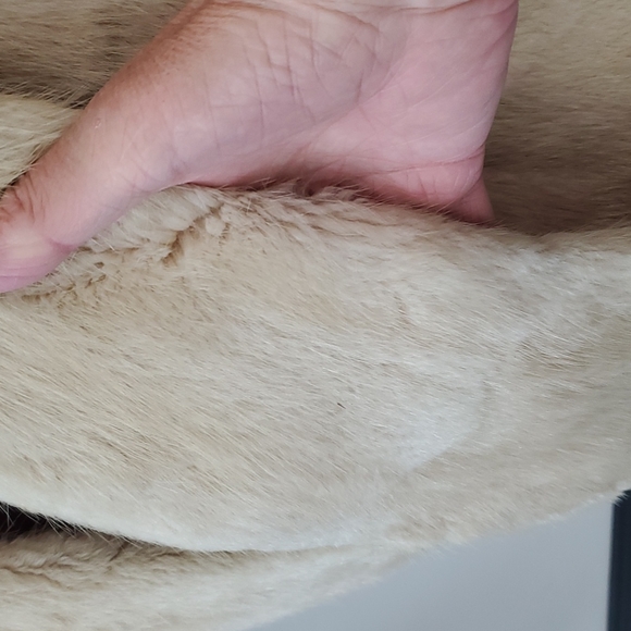 Blonde Vintage Mink Shawl - Picture 6 of 6